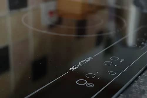 Płyta indukcyjna: Ile kosztuje prąd? Oblicz swój rachunek!